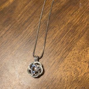 Flower pendant necklace with pearl inside